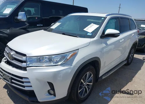 2017 Toyota Highlander Xle z USA, uszkodzony, nr VIN 5TDKZRFH8HS511061